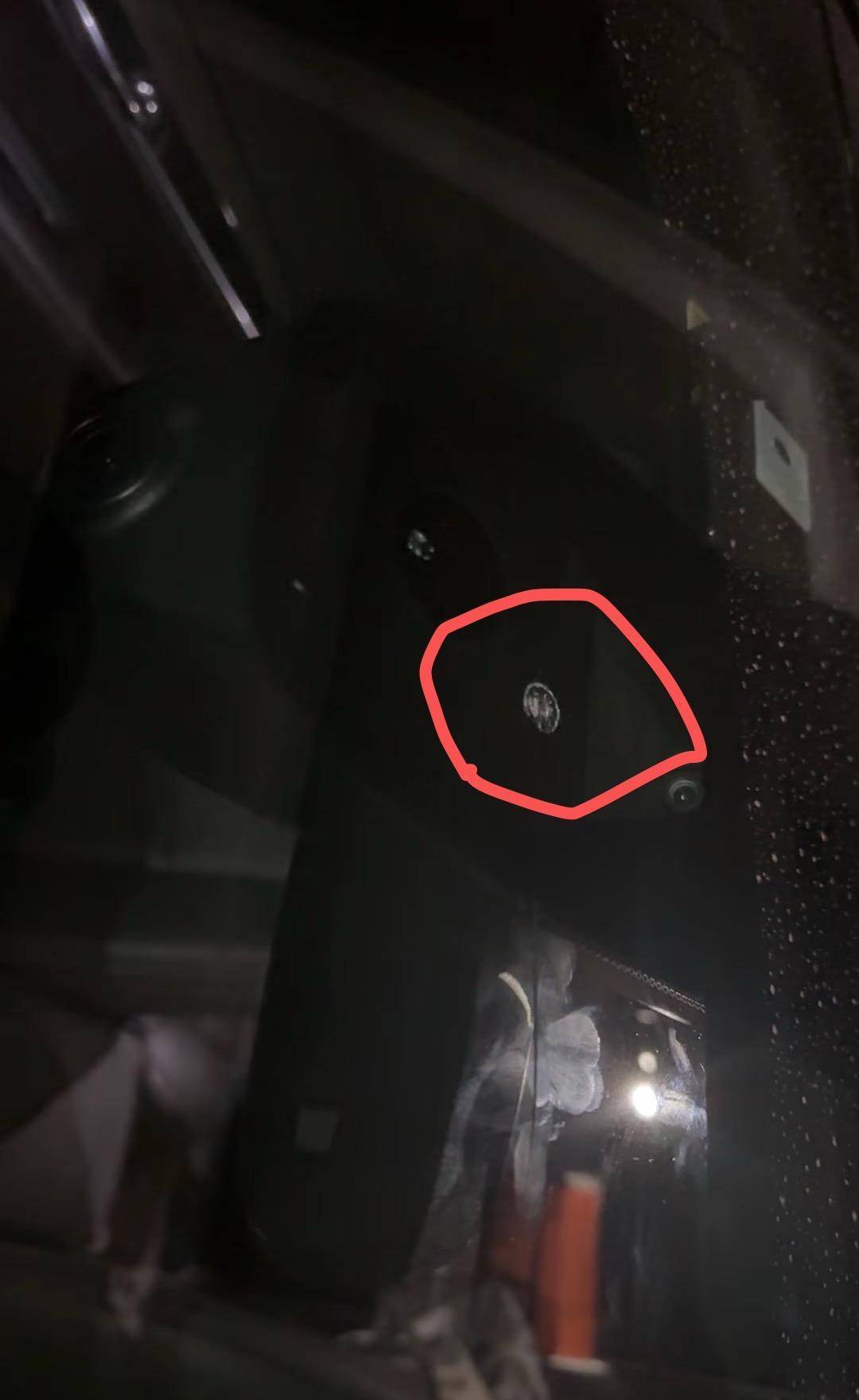 皇冠信用網会员开户_四川自贡多地发生疑似“弹弓钢珠打车玻璃”事件 监控拍到一男子骑电动车流动“打靶”