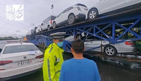 西雅图海湾人v巴黎圣日耳曼_上海高速惊现52米“贪吃车”西雅图海湾人v巴黎圣日耳曼！民警惊了：你这不是火车啊！