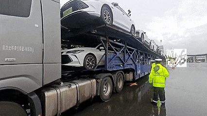 西雅图海湾人v巴黎圣日耳曼_上海高速惊现52米“贪吃车”西雅图海湾人v巴黎圣日耳曼！民警惊了：你这不是火车啊！