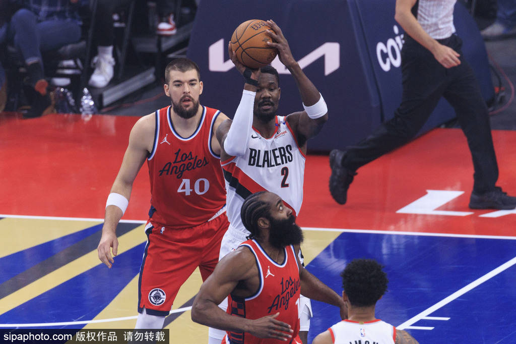 施拿钟基 v 马里汉姆_艾顿买断成自由球员施拿钟基 v 马里汉姆！湖人球迷狂欢：内线救星终于来了