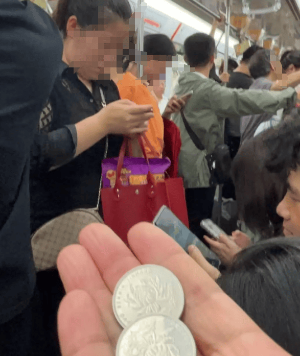 皇冠足球平台代理_杭州女子坐地铁想上厕所皇冠足球平台代理，进站2分钟被扣2元！救急攻略请收好