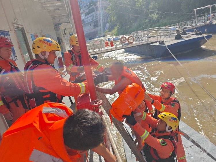 皇冠皇冠代理平台_男子游泳力竭皇冠皇冠代理平台,抱住朝天门码头附近趸船锚链,消防救援