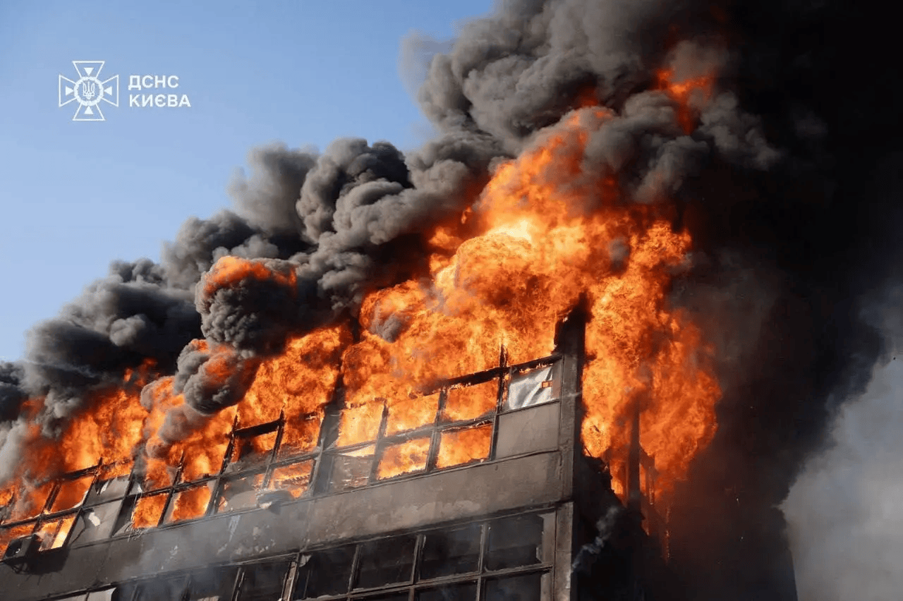 皇冠信用网APP下载_开炸！俄高超弹出击皇冠信用网APP下载，6万架无人机库存充足，乌克兰度过艰难一夜