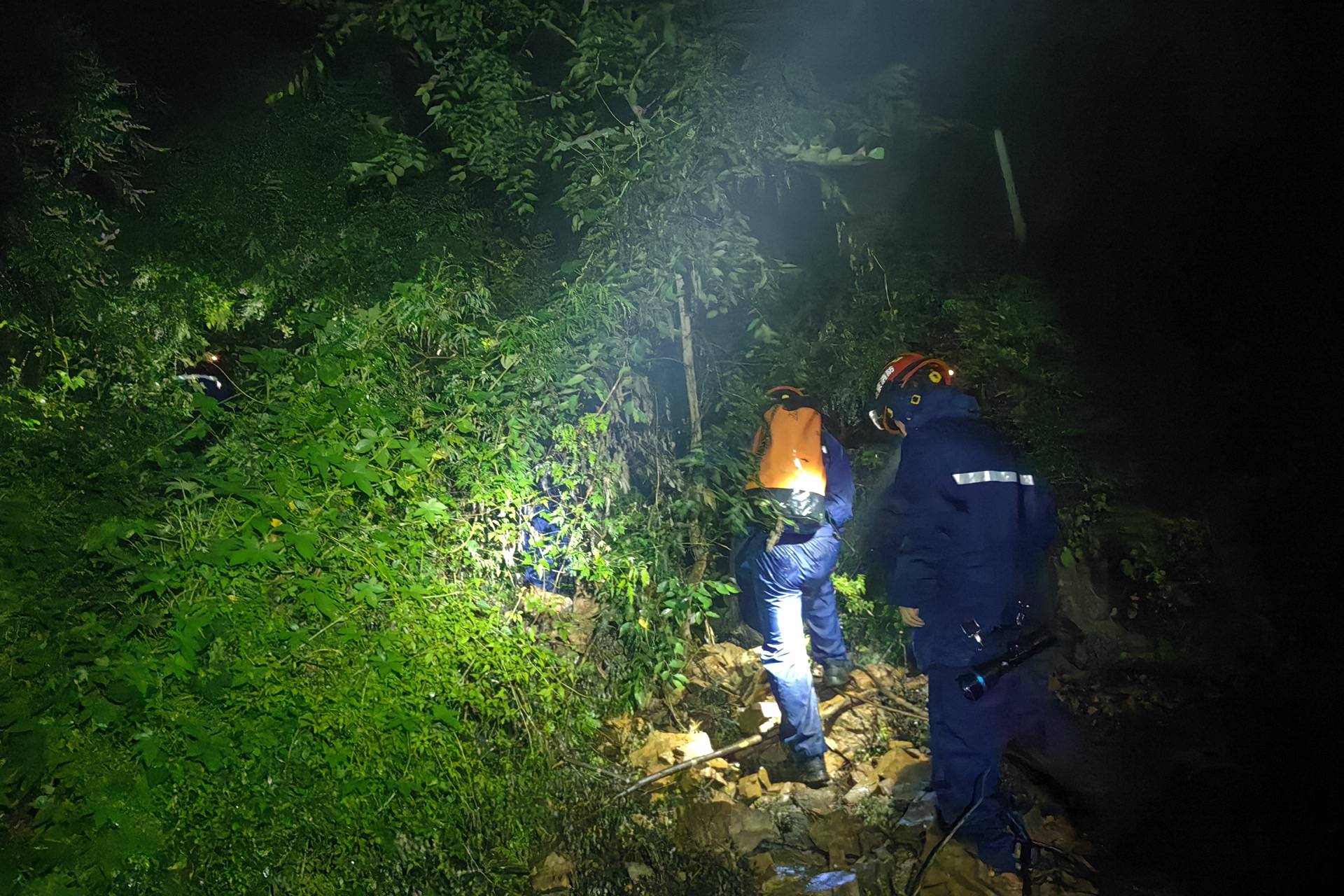 皇冠信用網出租_无视暴雨蓝色预警皇冠信用網出租，一男一女密云雨中登山被困