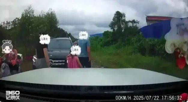 皇冠信用盘登3代理申请
_防城港公安局长称奔驰女并非公职人员皇冠信用盘登3代理申请
,“拿出来的证件是假的”