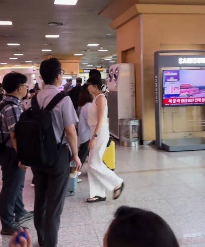 枥木vs奈良俱乐部_韩国高铁站直播九三阅兵枥木vs奈良俱乐部，旅客纷纷驻足观看拍照，现场中国游客：他们感到震惊