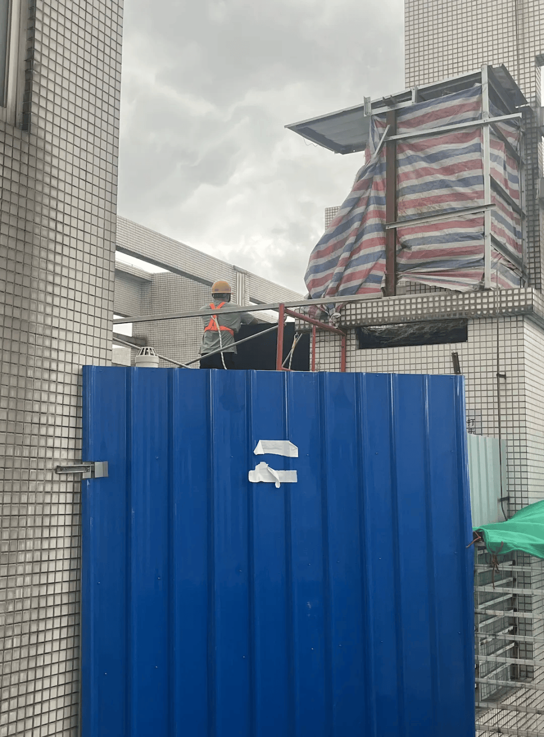 谢周三vs斯旺西_“家里像蒸笼一样谢周三vs斯旺西，桌上都是油”，广州一小区低层有多家餐厅营业，油烟呛人居民不敢开窗，最新回应