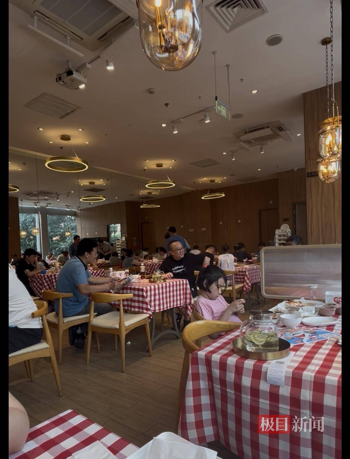 秘鲁甲组联赛 | 实探罗永浩就餐的西贝门店：40余桌基本坐满秘鲁甲组联赛，老罗包间上午10点就被预定，有顾客大喊“特意来支持贾总”