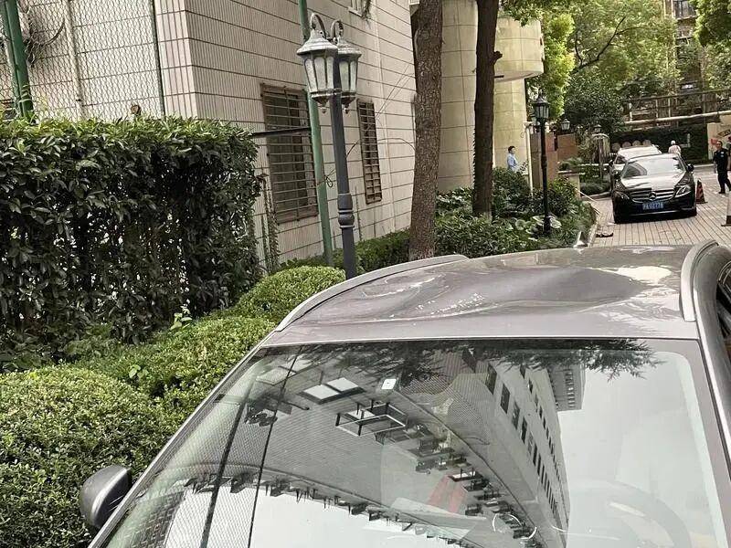芬兰甲组联赛_太吓人！上海一小区外墙瓷砖从32楼落下芬兰甲组联赛，9辆车被砸得面目全非，居民：不是第一次