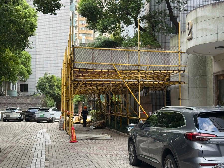 芬兰甲组联赛_太吓人！上海一小区外墙瓷砖从32楼落下芬兰甲组联赛，9辆车被砸得面目全非，居民：不是第一次