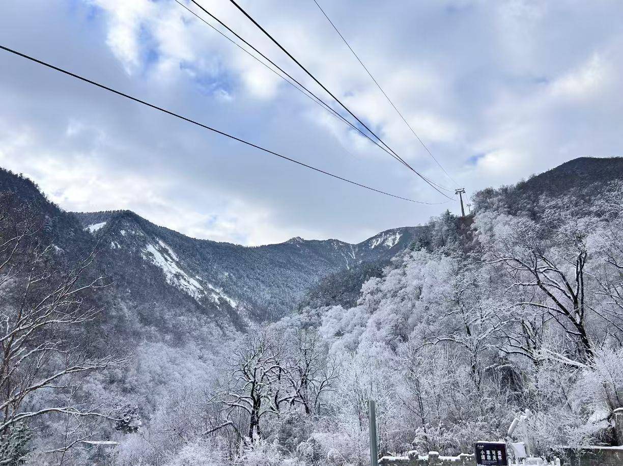 皇冠ag mos066
_数百名游客夜晚滞留太白山景区数小时皇冠ag mos066
,气温低至零下十几度,当地:山上突然降雪道路结冰,目前所有游客都已乘摆渡车下山