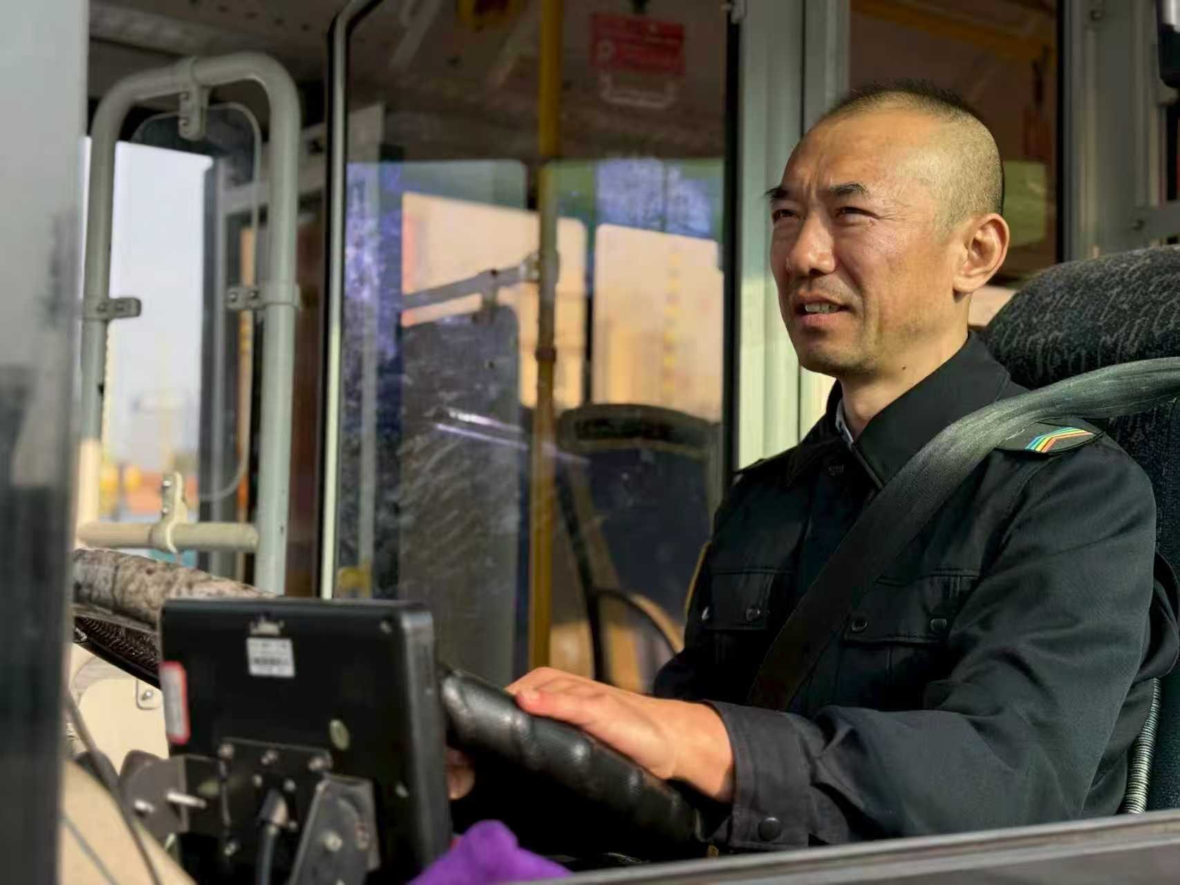 皇冠d盘
_私家车尾部冒出了白烟!后视镜里一瞥皇冠d盘
,深巴司机毫不犹豫冲了下去……