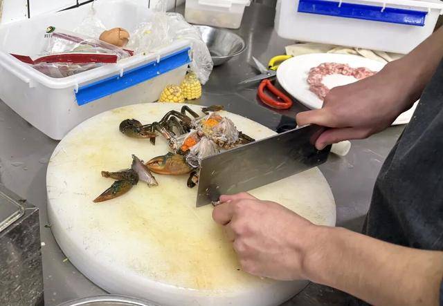 皇冠电话
_闵行夜查皇冠电话
!上海禁令下仍有商家自制售卖生腌