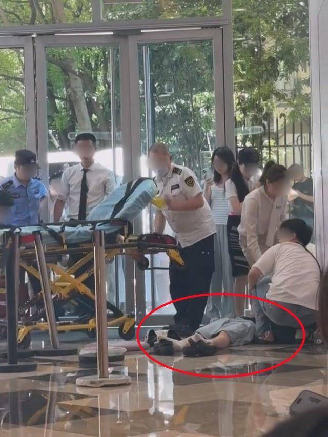 西班牙甲组联赛_上海一主理人新店开业当天即闭店西班牙甲组联赛，顾客现场冒高温排长队有人晕倒，商场：已送医，另有人中暑